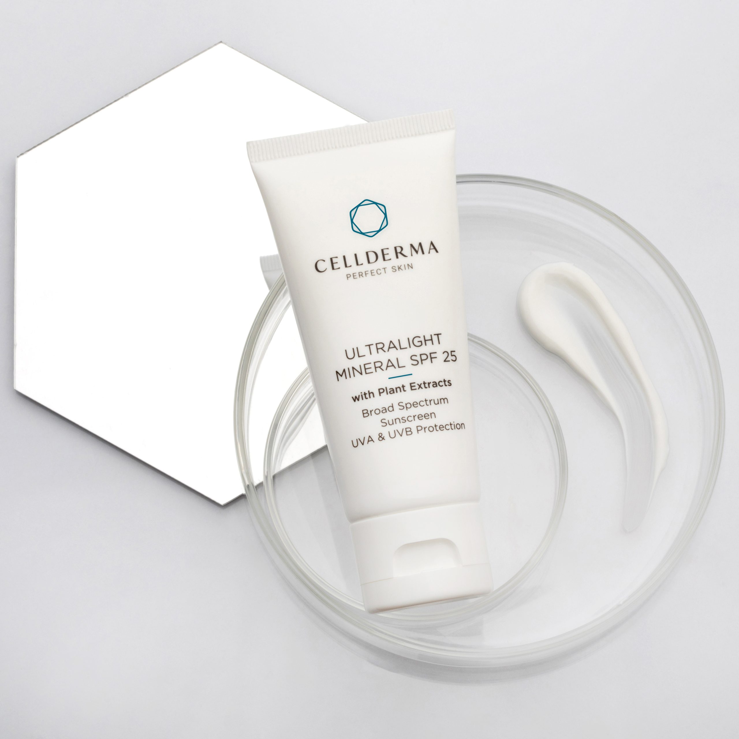 CellDerma Ultralight Mineral SPF 25 Mirror Product Smear Plates Content Image