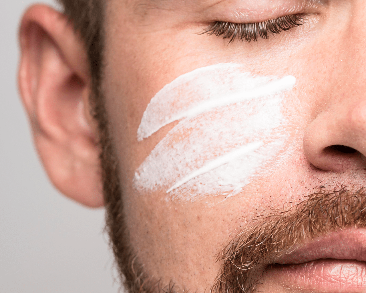 CellDerma Ultralight Mineral Product Smear Male Face Content Image